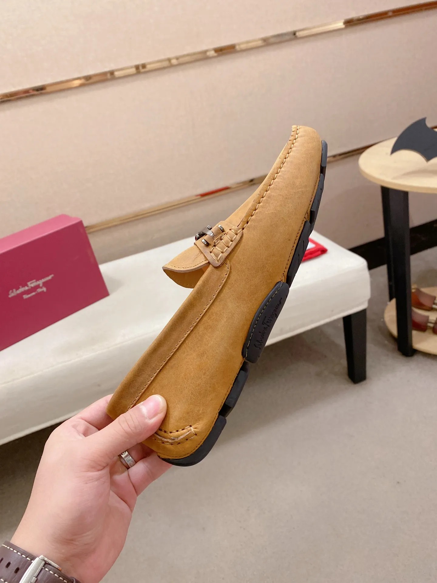 Factory price: 540💰High-end quality! Ferragamo🆕🆕Exclusive hot-selling products in stock🔥🔥New products on the shelves, high-quality Ferragamo men's pea shoes, high-end casual driving shoes, with complete packaging! 💪 💪 Material: imported first-layer cowhide 🐂 + imported high-quality water-dyed cowhide lining + wear-resistant outsole 👍🏻👍🏻 Features: high-end and comfortable, purely handmade 🚀 🚀 Create the perfect shoe that suits you best 🔥 🔥 Size: (38-44) 45 standard size can be customized!